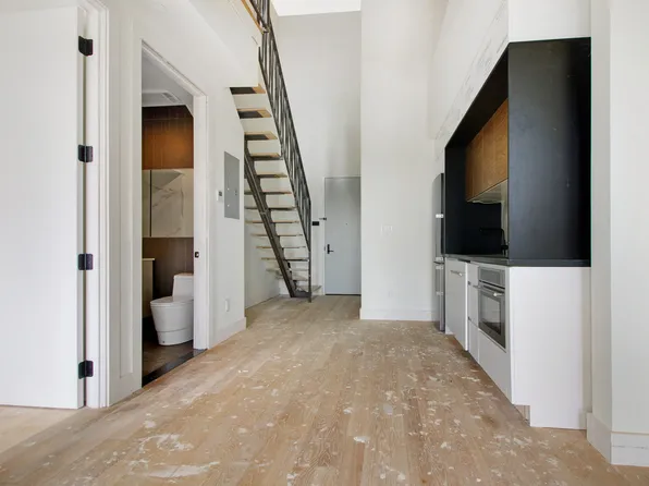 924 Myrtle Avenue image 1 of 9