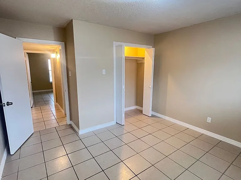 Town Oaks Apartments — Photo 24