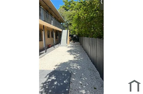 Building Photo - 975 NW 5th St