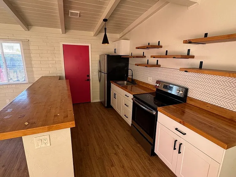 2762 N Forgeus Ave — Photo 6