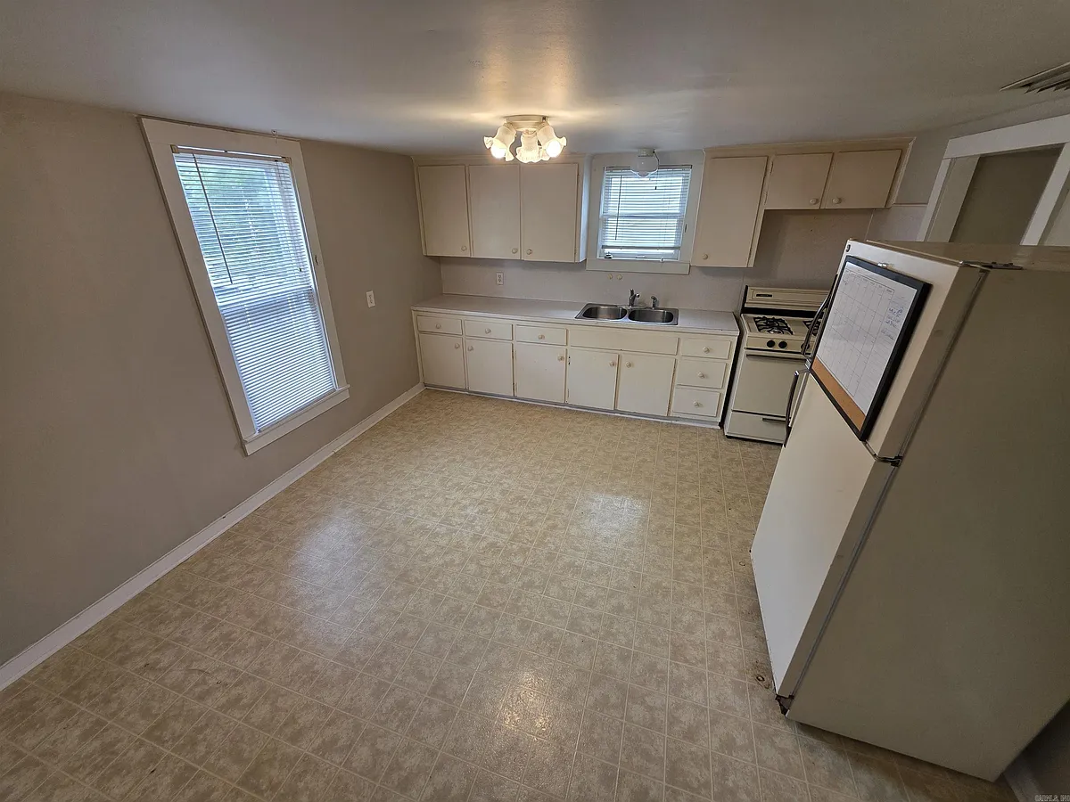 Building Photo - 1008 Kavanaugh Blvd #3