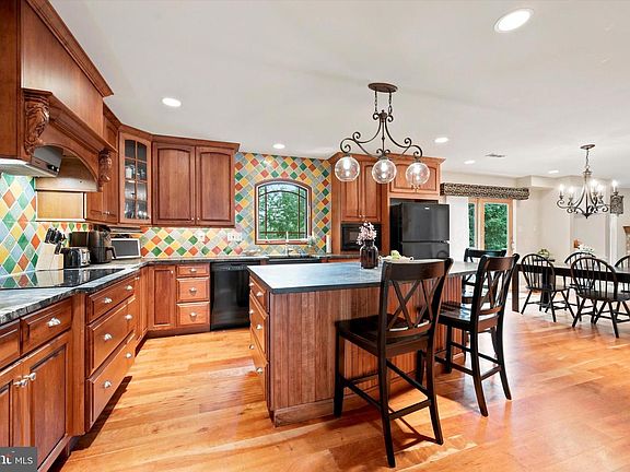 3rd image of 2612 Cresswell Dr