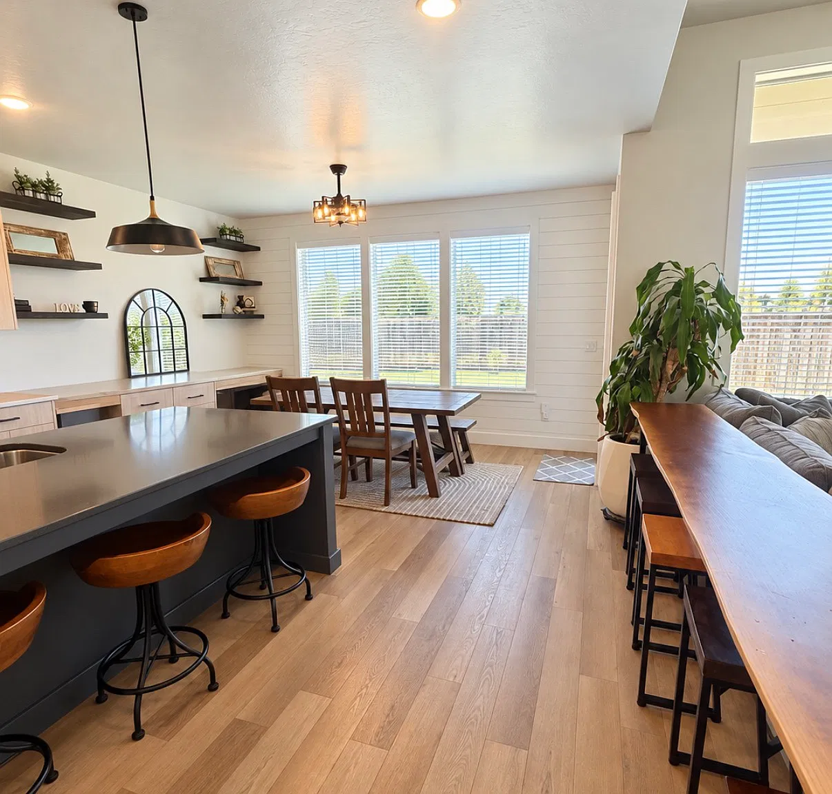 4 bed, 2.5 bath, 3083 sqft, $4,795 — Photo 4