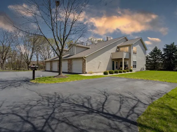 5702 Oak Village Dr Unit 5702, Roscoe, IL 61073