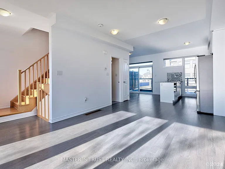 2501 Littlefield Cres — Photo 8