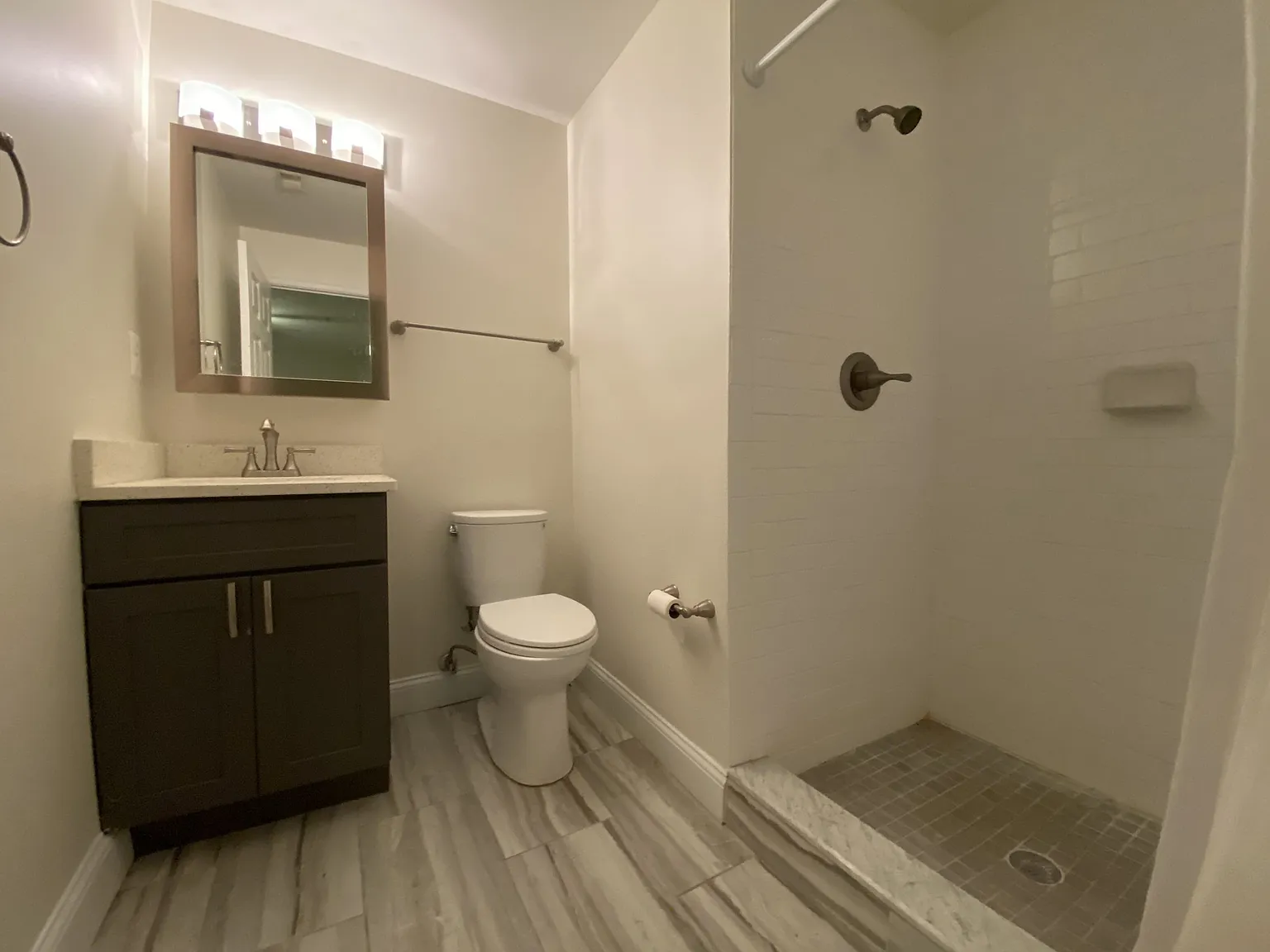 3 bed, 900 sqft, $3,195 — Photo 4