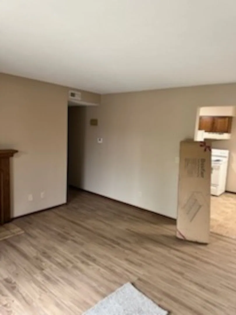 Full Featured unit in quiet complex. In unit laundry, garage, pool. — Photo 4