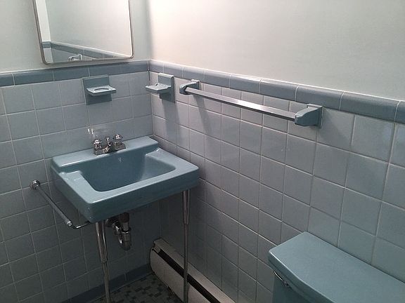 Main floor 1/2 bath