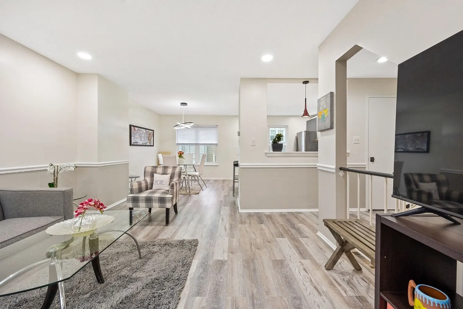2 bed, 1.0 bath, $5,517 — Photo 1
