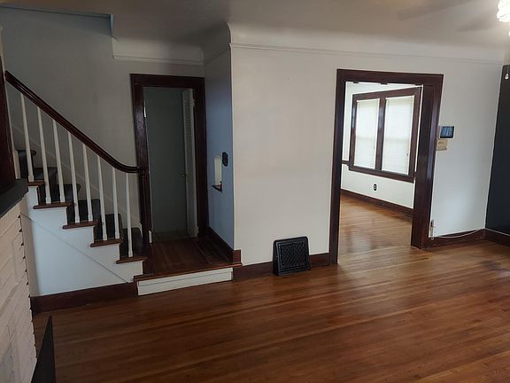 2nd image of 507 Elliott St SE
