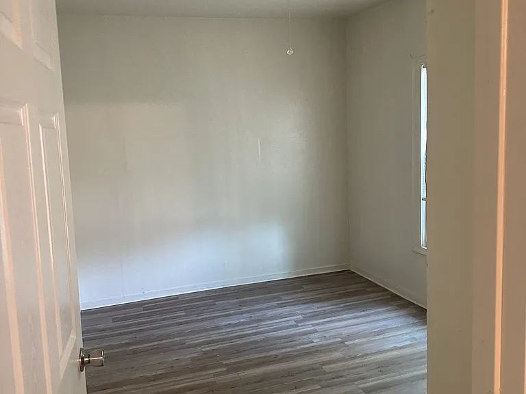 404 E Oak St — Photo 12