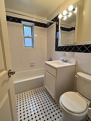 5th image of 4 Stratford Ave #1B
