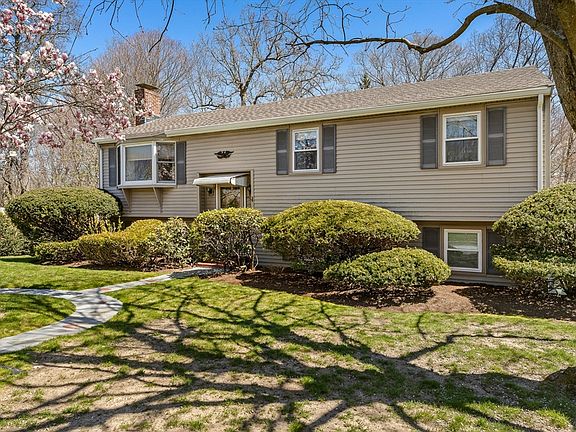 3rd image of 15 Briarwood Dr