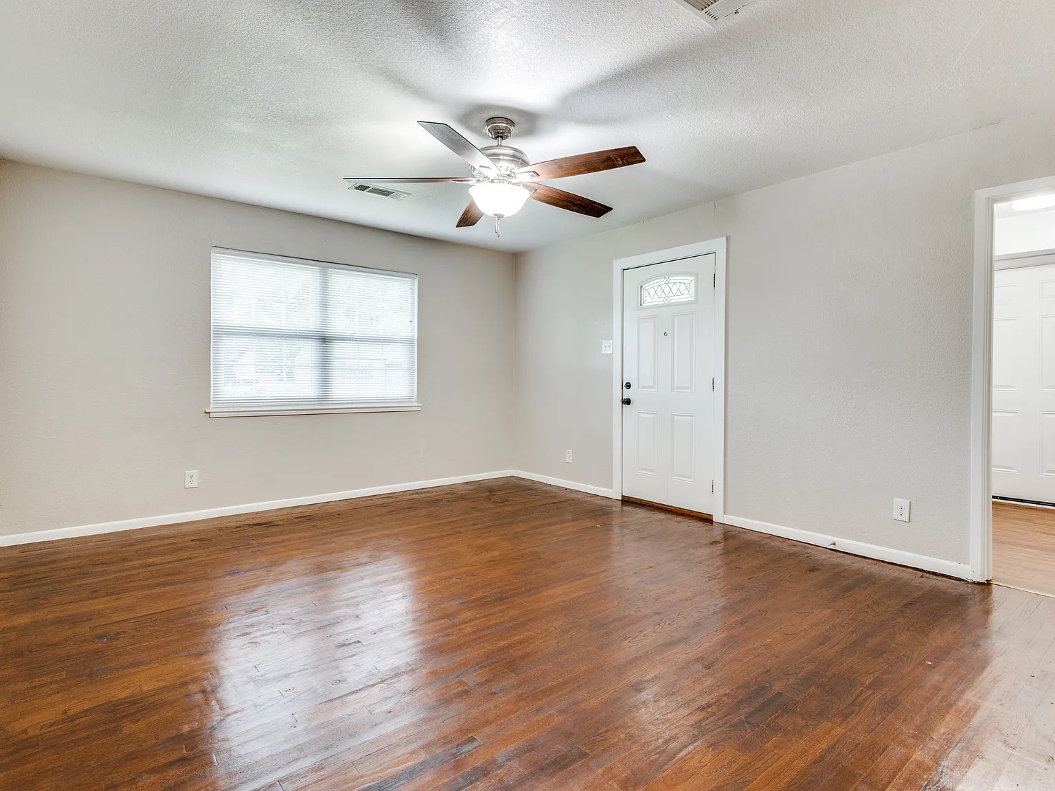 3 bed, 940 sqft, $1,975 — Photo 4
