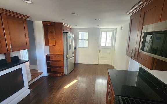 4th image of 538 S 6th Ave Floor 1