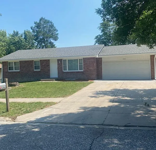 1841 Montclair Dr — Photo 1