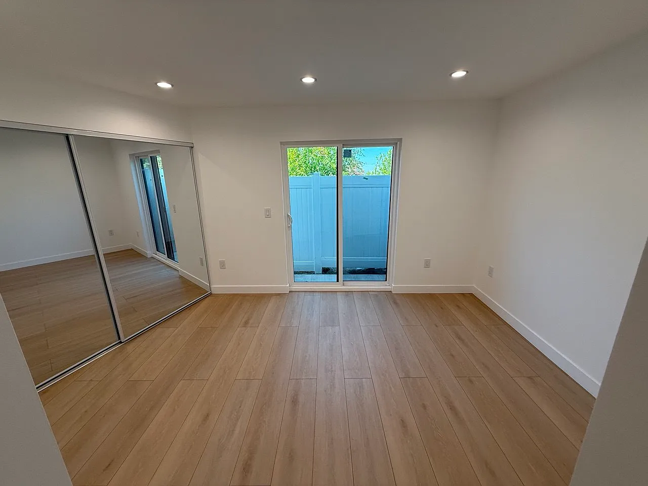 3 bed, 1100 sqft, $3,400 — Photo 3