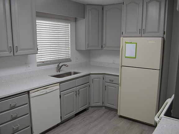 3rd image of 292 E Garden Ave