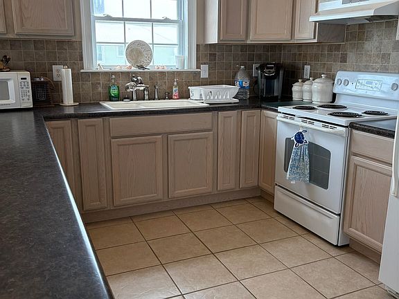 3rd image of 383 Bernard Ct E