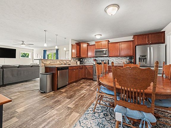 3rd image of 11157 Meadow Wood Cir
