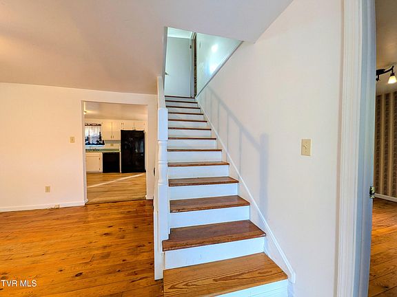 4th image of 471 Barrett Ln