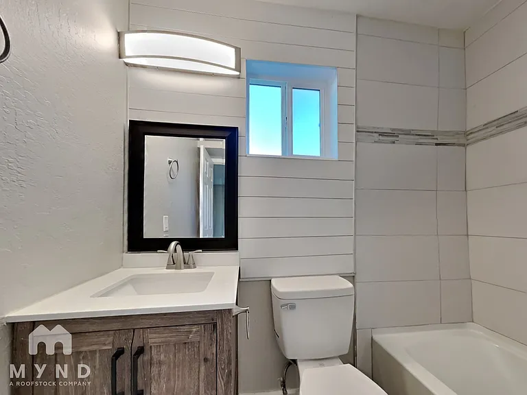 227 W Kerry Ln — Photo 16