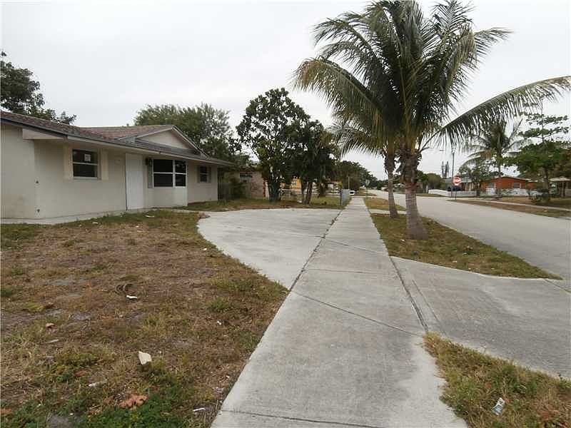 2nd image of 1941 NE 2nd Ave