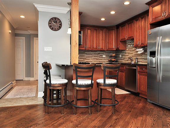 5th image of 8936 Parkside Ave #301