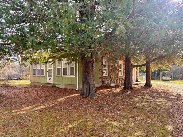 421 W Washington Rd, Farwell, MI 48622