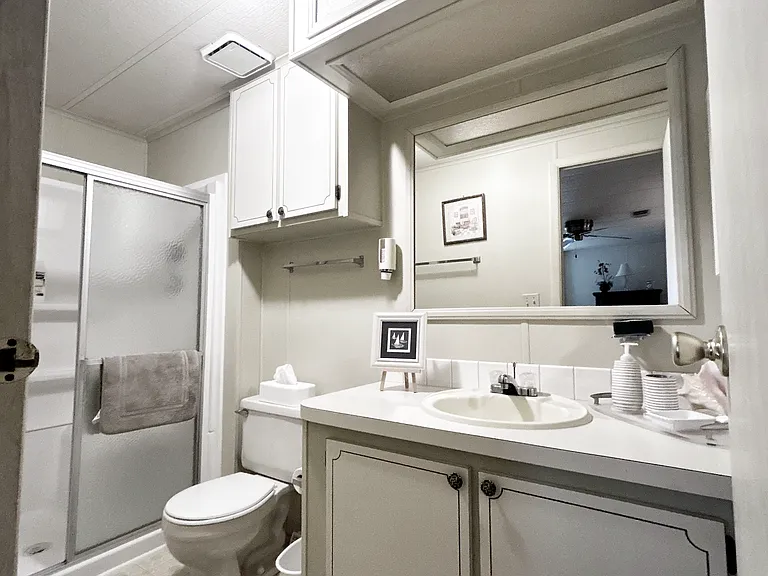 Full Bathroom 1 of 2