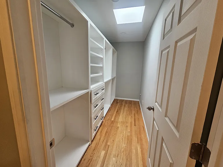 WALK IN CLOSET