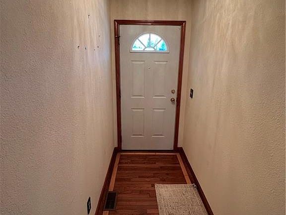 3rd image of 9 SE Hilltop Terrace Rd