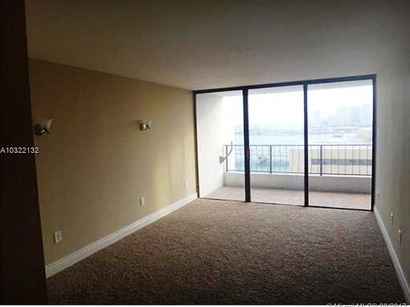 4th image of 555 NE 15th St #Penthouse J