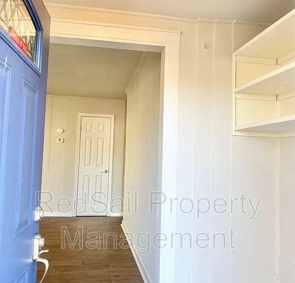 323 Roane Dr — Photo 3