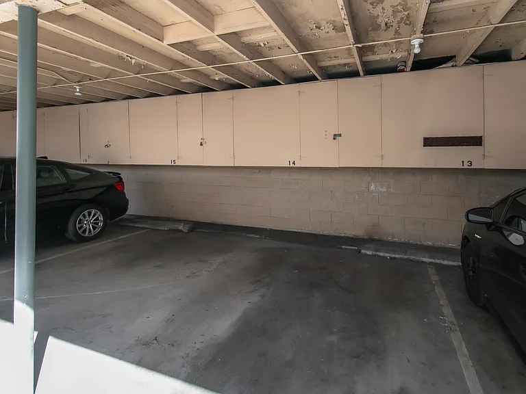 Privat Parking Space and Extra Storage