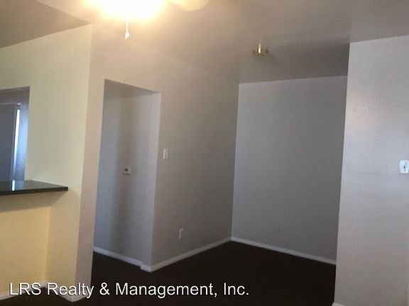 2nd image of 831 1/2 W 40th Pl