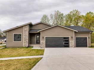 830 Sunburst Dr, Pleasant Hill, IA 50327