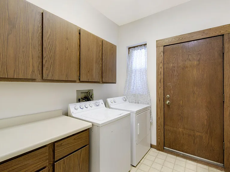2421 Emerson Ave S #107 — Photo 29