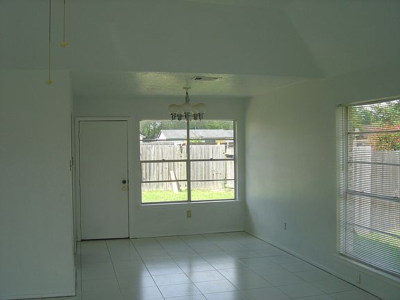 3rd image of 611 Shenandoah Dr