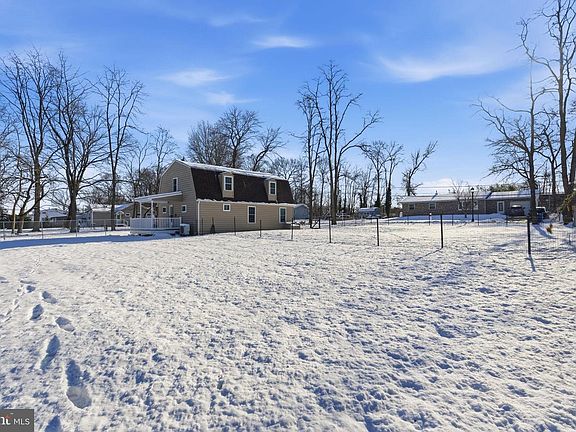 4th image of 2623 East Ln