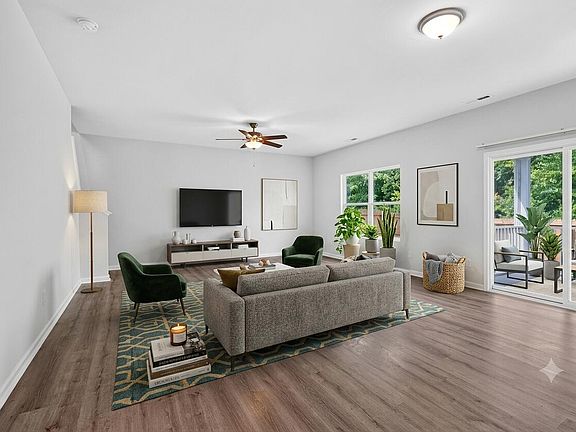 4th image of 1020 Sumter Pointe Way