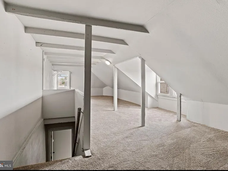 205 N Queen St — Photo 2