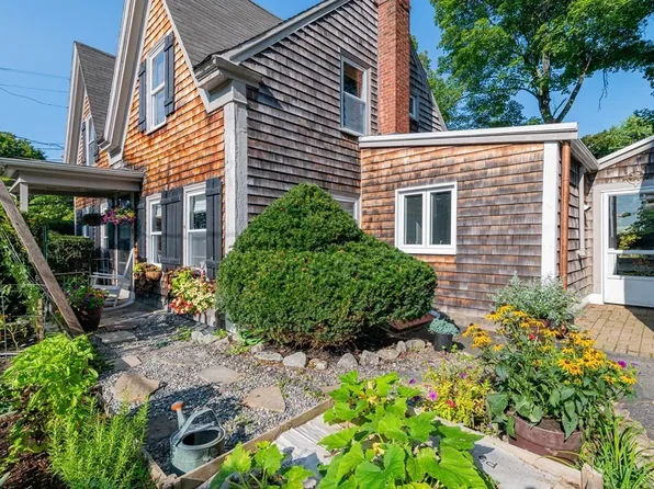 2 Elm Knoll Rd, Braintree, MA 02184