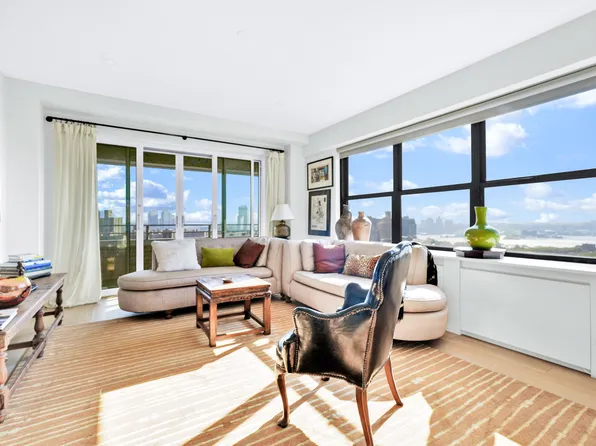 268 East Broadway image 3 of 38