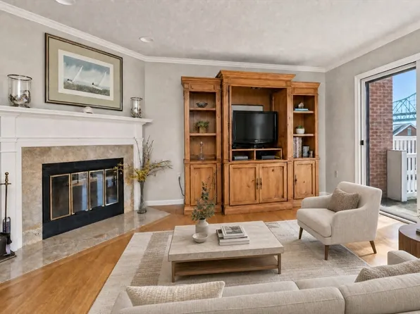 18 Breakwater Dr Unit 18, Chelsea, MA 02150
