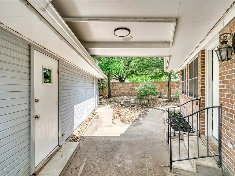 1402 Riverstone Ct — Photo 41