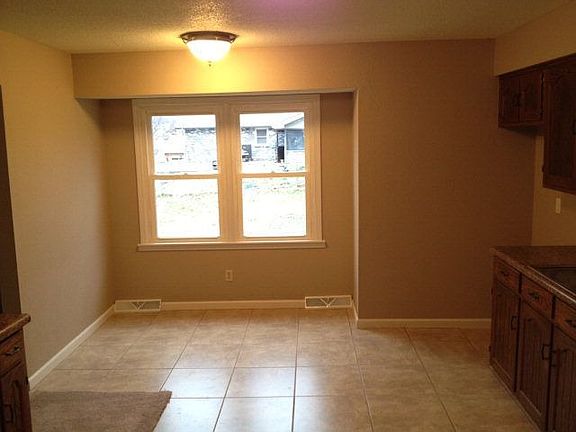 4th image of 726 Earl Lee Dr