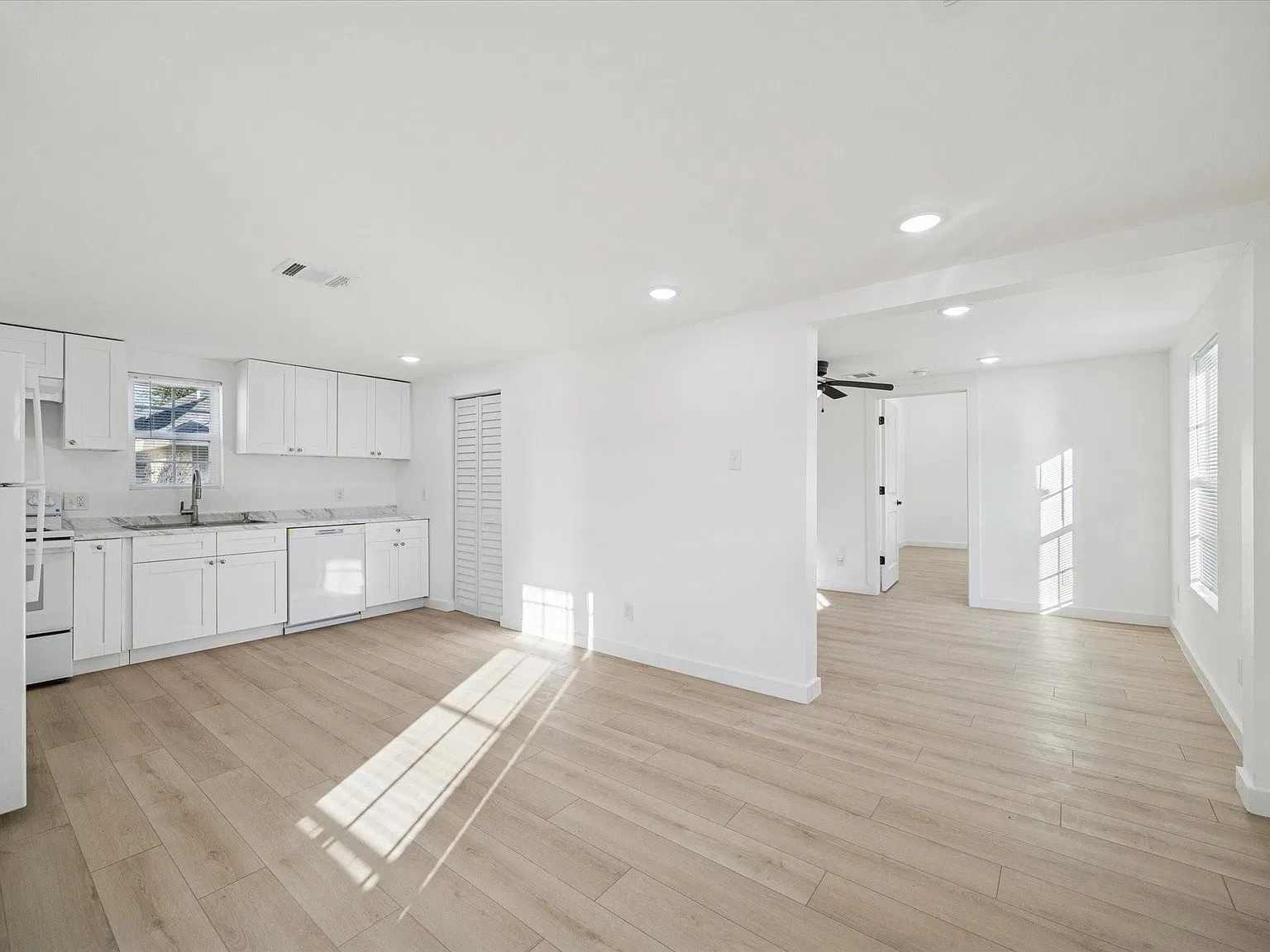 2 bed, 1.0 bath, 990 sqft, $1,300 — Photo 4
