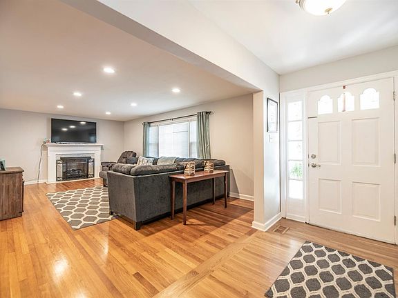 3rd image of 270 Malabu Dr