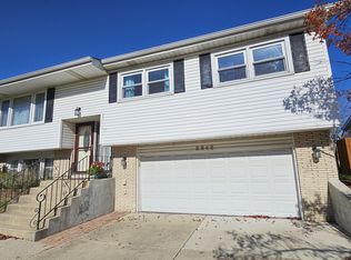 8948 Barberry Ln, Hickory Hills, IL